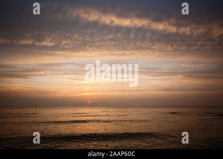 Abendsonne ueber dem Meer Bei bewoelktem Himmel am Strand von Wenningstedt auf Sylt Stockfoto