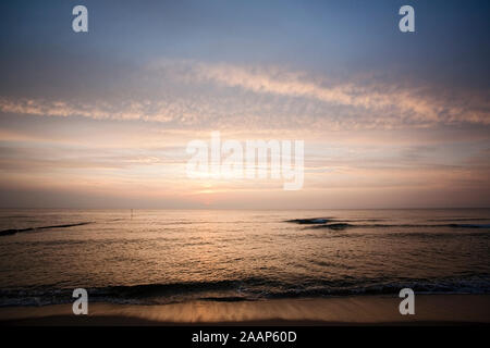 Abendsonne ueber dem Meer Bei bewoelktem Himmel am Strand von Wenningstedt auf Sylt Stockfoto