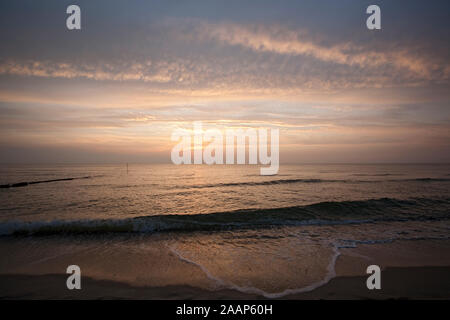 Abendsonne ueber dem Meer Bei bewoelktem Himmel am Strand von Wenningstedt auf Sylt Stockfoto