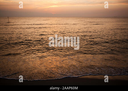 Abendsonne ueber dem Meer Bei bewoelktem Himmel am Strand von Wenningstedt auf Sylt Stockfoto