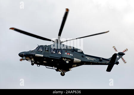 Fairford, Gloucestershire, Großbritannien - 16 Juli 2018: Eine italienische Luftwaffe Leonardo HH-139 Hubschrauber Serien-Nr. 81805 MM/15-49 von 15 Stormo der RIAT 2018 Stockfoto