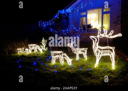 Beleuchtete LED Rentier Weihnachten Garten Dekorationen auf den Rasen von einem Bungalow in Warminster, Wiltshire, England Stockfoto