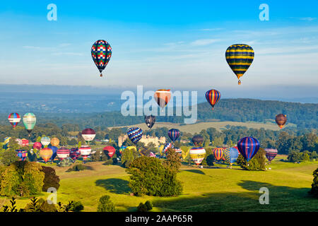 Perfekte Wetterbedingungen am Sonntag morgen für die Einführung von über 100 Heißluftballons am Himmel 2019 Longleat Safari, Wiltshire, UK erlaubt Stockfoto