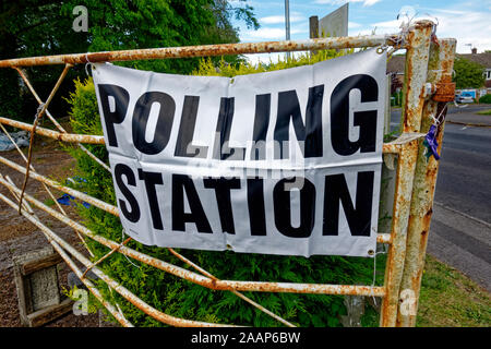 Ein Wahllokal Schild am Eingangstor zur Stadt Warminster Cricket Club in Wiltshire, England, Großbritannien Stockfoto