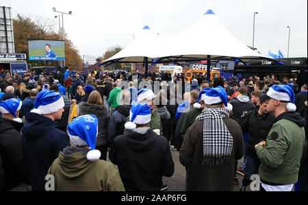 Goodison Park, Liverpool, Merseyside, UK. 23 Nov, 2019. Fußball der englischen Premier League, Everton gegen Norwich City; Everton fans trägt blaue Santa Claus Hüte versammeln sich in der Fan Zone vor dem Spiel - Streng redaktionelle Verwendung. Keine Verwendung mit nicht autorisierten Audio-, Video-, Daten-, Spielpläne, Verein/liga Logos oder "live" Dienstleistungen. On-line-in-Match mit 120 Bildern beschränkt, kein Video-Emulation. Keine Verwendung in Wetten, Spiele oder einzelne Verein/Liga/player Publikationen Quelle: Aktion plus Sport/Alamy leben Nachrichten Stockfoto