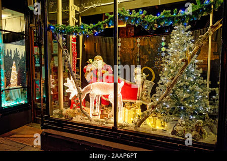 Warminster, Wiltshire, UK - 28. Dezember 2017: Die warminster Traditionelle Hardware Store, S.L Corden & Söhne Weihnachten Fenster Display für 2017 Stockfoto