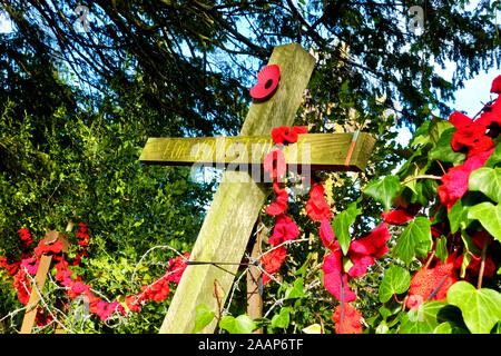 Warminster, Wiltshire, UK - 13. November 2018: Warminster, UK, War Memorial" für Ihre heutigen Holzkreuz mit der Hand gestrickt Mohn Stockfoto