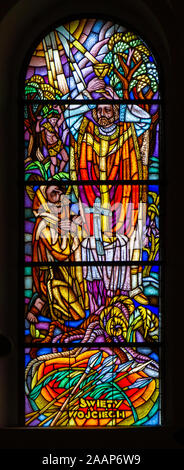 Buntglasfenster mit Darstellung des Heiligen Adalbert von Prag (auch bekannt als Vojtech, Vojtěch oder Wojciech). Römisch-katholische Kirche St. Anne. Stockfoto