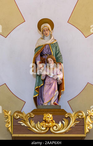 Statue der Heiligen Anna und ihre Tochter, die Jungfrau Maria, über dem Altar. Römisch-katholische Kirche der Heiligen Anna. Stockfoto