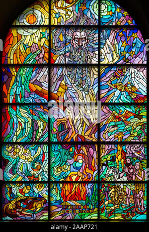 Buntglasfenster mit der Darstellung der Erschaffung der Welt mit den Worten "Und Gott sprach: Laßt uns..." römisch-katholische Kirche der Heiligen Anna. Stockfoto
