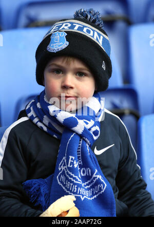 Eine junge Everton Ventilator im steht vor der Premier League Spiel im Goodison Park, Liverpool. Stockfoto