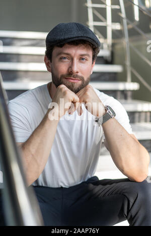 Ernster Mann denken. Er wartet für den Erfolg. Jungen kaukasischen Mann im weißen Hemd Stockfoto