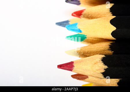 Mehrfarbig Holz- Bleistifte auf weißem Hintergrund Stockfoto