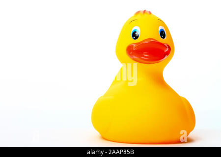 Gelb Kunststoff badezeit Ente auf einen weißen Hintergrund mit Platz für Kopie isoliert Stockfoto