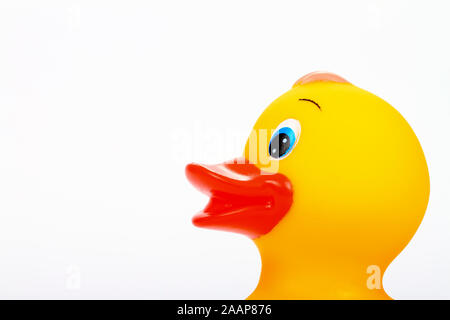 Gelb Kunststoff badezeit Ente auf einen weißen Hintergrund mit Platz für Kopie isoliert Stockfoto