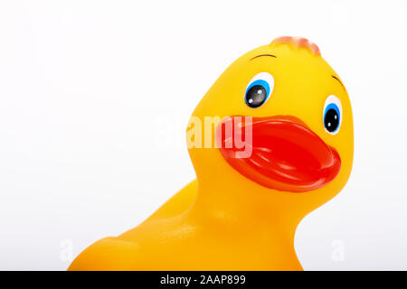 Gelb Kunststoff badezeit Ente auf einen weißen Hintergrund mit Platz für Kopie isoliert Stockfoto