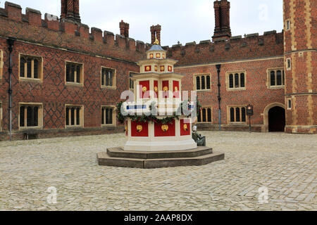 Blick auf Base Court, Hampton Court Palace, einem königlichen Palast in der Stadt Richmond Upon Thames, London. Stockfoto