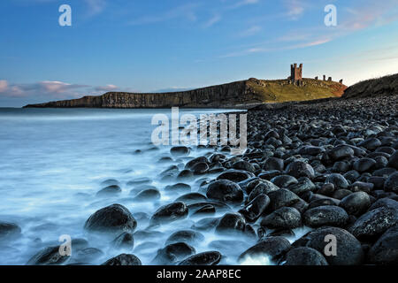 Dunstanburgh Castle & Felsen Stockfoto