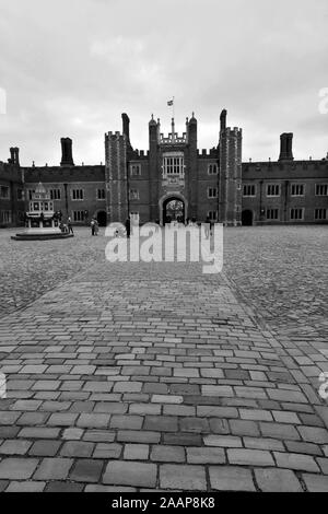 Blick auf Base Court, Hampton Court Palace, einem königlichen Palast in der Stadt Richmond Upon Thames, London. Stockfoto