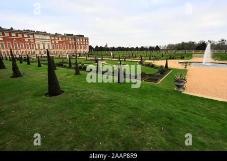 Der Süden vorne und eingeweiht Gardens, Hampton Court Palace, einem königlichen Palast in der Stadt Richmond Upon Thames, London. Stockfoto