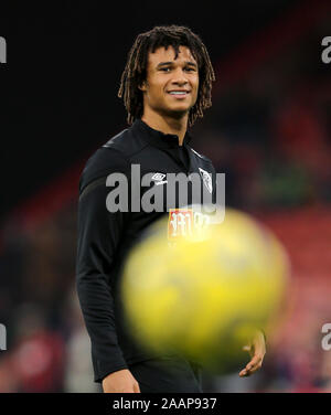 Bournemouth Nathan Ake Aufwärmen vor der Premier League Match an der Vitalität Stadium, Bournemouth. Stockfoto