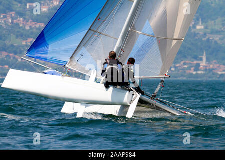 Katamaran in Regatta am Comer See Stockfoto