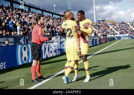 Das Estadio Municipal de Butarque, Madrid, Spanien. 23 Nov, 2019. Liga Fußball, Club Deportivo Leganes versus Futbol Club Barcelona; Arturo Vidal (FC Barcelona) feiert sein Ziel, das 1-2 in der 79. Minute - Redaktionelle Verwendung Credit: Aktion plus Sport/Alamy leben Nachrichten Stockfoto