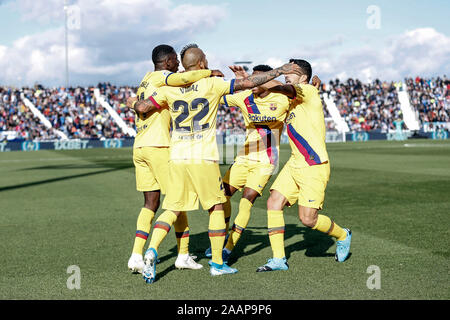 Das Estadio Municipal de Butarque, Madrid, Spanien. 23 Nov, 2019. Liga Fußball, Club Deportivo Leganes versus Futbol Club Barcelona; Arturo Vidal (FC Barcelona) feiert sein Ziel mit Teamkollegen, die es 1-2 in der 79. Minute - Redaktionelle Verwendung Credit: Aktion plus Sport/Alamy leben Nachrichten Stockfoto