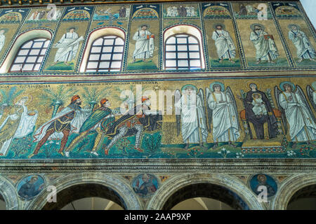 Ravenna, Italien vom 29. Juli 2019: Eine berühmte Mosaik in der Basilika von Sant'Apollinare Nuovo. Drei Weisen oder Heiligen drei Könige Tragen von Hosen und Phrygische Mützen als Zeichen Stockfoto