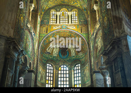 Ravenna, Italien vom 29. Juli 2019: Die Basilika von San Vitale ist eine der wichtigsten erhaltenen Beispiele der frühen christlichen byzantinischen Kunst und Architekten Stockfoto