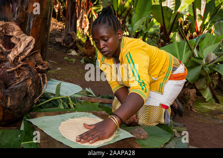 Äthiopien, Rift Valley, Gamo Gofo Omo, Arba Minch, dorze Dorf, Frau Gestaltung cojo Banane Brot auf Banana leaf Stockfoto