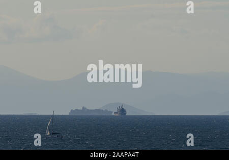 Cargo Schiffe bei der Einfahrt in den Hafen von Piräus in Athen Griechenland Stockfoto