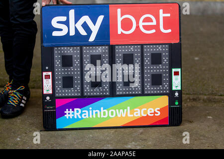 CREWE, ENGLAND - 23. NOVEMBER Allgemeine Ansicht Regenbogen Lace Tag am Himmel Wette Liga 2 Übereinstimmung zwischen Crewe Alexandra und Morecambe an Alexandra Stadium, Crewe am Samstag, 23. November 2019. (Credit: Alan Hayward | MI Nachrichten) das Fotografieren dürfen nur für Zeitung und/oder Zeitschrift redaktionelle Zwecke verwendet werden, eine Lizenz für die gewerbliche Nutzung Kreditkarte erforderlich: MI Nachrichten & Sport/Alamy Live News Credit: MI Nachrichten & Sport/Alamy Live News Credit: MI Nachrichten & Sport/Alamy leben Nachrichten Stockfoto