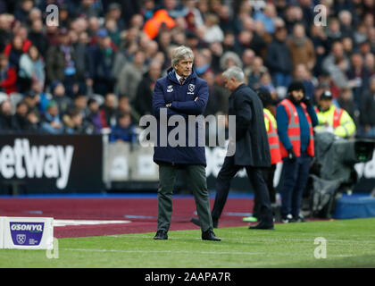 London Stadium, London, Vereinigtes Königreich. 23. November 2019; London Stadium, London, England; Fußball der englischen Premier League, West Ham United gegen Tottenham Hotspur; Einen wütenden Blick West Ham United Manager Manuel Pellegrini Blick auf aus dem touchline - streng nur für den redaktionellen Gebrauch bestimmt. Keine Verwendung mit nicht autorisierten Audio-, Video-, Daten-, Spielpläne, Verein/liga Logos oder "live" Dienstleistungen. On-line-in-Match mit 120 Bildern beschränkt, kein Video-Emulation. Keine Verwendung in Wetten, Spiele oder einzelne Verein/Liga/player Publikationen Stockfoto