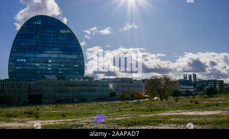 Madrid, Spanien - 23.November 2019: Moderne Fassade der BBVA Hauptsitz von Herzog und de Meuron in Las Tablas, Madrid, Spanien Stockfoto