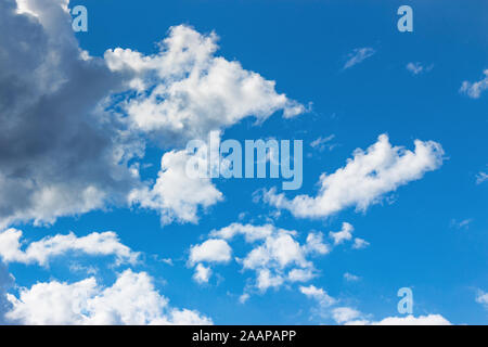 Blauer Himmel mit Wolken an einem sonnigen April Tag. Dynamische FORMATIONEN bei windigem Wetter Stockfoto