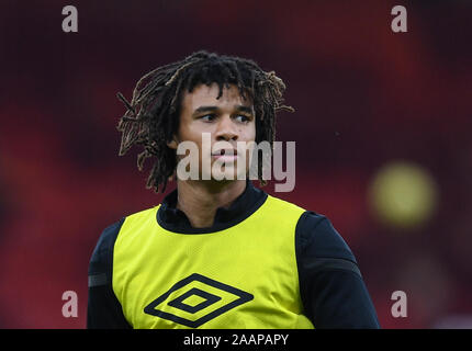 Vitalität Stadium, Bournemouth, Dorset, Großbritannien. 23 Nov, 2019. Fußball der englischen Premier League, Bournemouth athletische versus Wolverhampton Wanderers; Nathan Ake von Bournemouth erwärmt - Streng redaktionelle Verwendung. Keine Verwendung mit nicht autorisierten Audio-, Video-, Daten-, Spielpläne, Verein/liga Logos oder "live" Dienstleistungen. On-line-in-Match mit 120 Bildern beschränkt, kein Video-Emulation. Keine Verwendung in Wetten, Spiele oder einzelne Verein/Liga/player Publikationen Quelle: Aktion plus Sport/Alamy leben Nachrichten Stockfoto