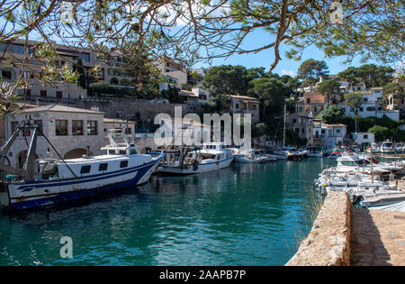 Cala Figuera Mallorca, mit Blick auf die geschäftige natürlichen Hafen und traditionellen Dorf, in deren Besitz sich eine Atmosphäre der Fischereihafen. Stockfoto