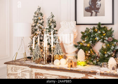 Nizhniy Novgorod, Russland - November 4, 2019: Foto Studio 2.8. Holz- zierpflanzen Kommode, auf dem es gibt Weihnachten Dekorationen. Stockfoto