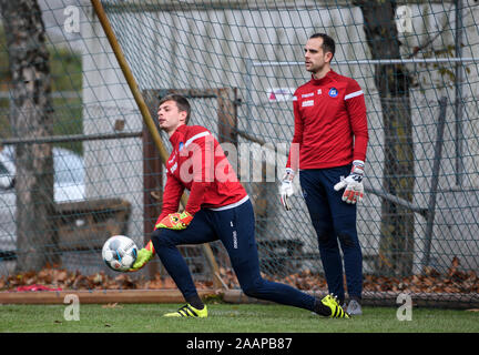 Leipzig, Deutschland. 23 Nov, 2019. Leverkusen, Deutschland. Deutschland. 23. November 2019. torwart Benjamin Uphoff (KSC) und Torwart Marius Gersbeck (KSC) in Torwart Training. GES/fussball/2. Bundesliga: Karlsruher SC letzten Training vor dem Spiel gegen VfBStuttgart, 23.11.2019 | Verwendung der weltweiten Kredit: dpa Picture alliance/Alamy Leben Nachrichten Quelle: dpa Picture alliance/Alamy leben Nachrichten Stockfoto