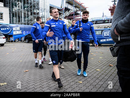 Leipzig, Deutschland. 23 Nov, 2019. Leverkusen, Deutschland. Deutschland. 23. November 2019. Marco Thiede (KSC) auf dem Weg zum Trainingsplatz. GES/fussball/2. Bundesliga: Karlsruher SC letzten Training vor dem Spiel gegen VfBStuttgart, 23.11.2019 | Verwendung der weltweiten Kredit: dpa Picture alliance/Alamy Leben Nachrichten Quelle: dpa Picture alliance/Alamy leben Nachrichten Stockfoto