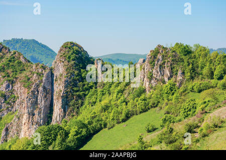 Schöne Berglandschaft des Apuseni. sonnigen Frühling Natur Landschaft mit Felsen der Cheile Manastirii in Alba land rumänien Stockfoto