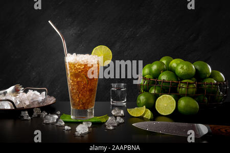 Cuba Libre - traditionelle Rum trinken mit Zitrone und Koks Stockfoto