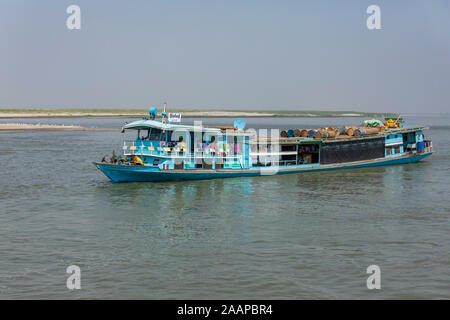 Die Boote auf dem Ayeyarwady Fluss in der Nähe von Mandalay, Myanmar. Stockfoto