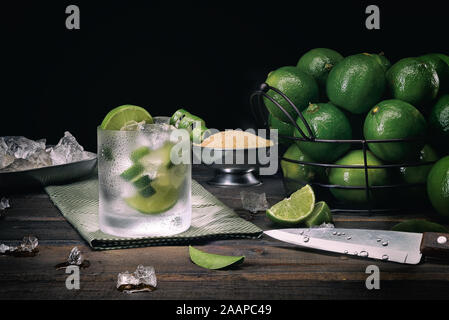 Traditionelle brasilianische Caipirinha (cachaça, Zitrone und Zucker) Stockfoto