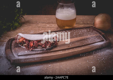 Trockenes Fleisch Tapioka | Pfannkuchen von Maniokmehl, getrocknetes Fleisch, Tomate und Zwiebel - Typische nordöstlichen brasilianische Lebensmittel Stockfoto