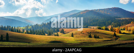 Die Entwicklung des ländlichen Raums der Karpaten im Herbst. wundervolle Panorama der borschawa Berge in dappled Licht von podobovets Dorf beobachtet. Landwirtschaftliche Stockfoto