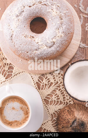 Traditionelle Kokos Kuchen und eine Tasse Milch mit Kaffee | Großmutter Kuchen Stockfoto