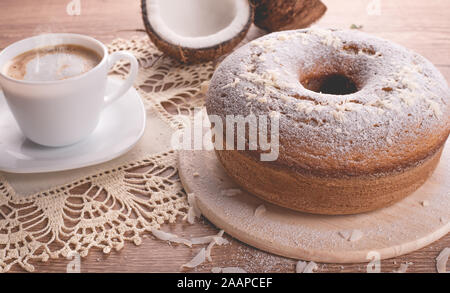 Traditionelle Kokos Kuchen und eine Tasse Milch mit Kaffee | Großmutter Kuchen Stockfoto