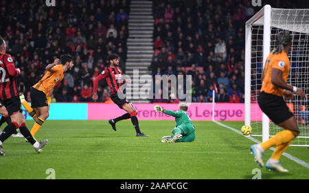 Vitalität Stadium, Bournemouth, Dorset, Großbritannien. 23. November 2019; Vitalität Stadium, Bournemouth, Dorset, England; Fußball der englischen Premier League, Bournemouth athletische versus Wolverhampton Wanderers; Raul Jimenez von Wolverhampton Wanderers Kerben in der 31. Minute 0-2 - Streng redaktionelle Verwendung. Keine Verwendung mit nicht autorisierten Audio-, Video-, Daten-, Spielpläne, Verein/liga Logos oder "live" Dienstleistungen. On-line-in-Match mit 120 Bildern beschränkt, kein Video-Emulation. Keine Verwendung in Wetten, Spiele oder einzelne Verein/Liga/player Publikationen Stockfoto